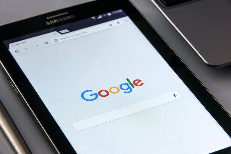 SIMONSAYS DIGITAL AGENCY Google search page displayed on a Samsung tablet, featuring a blank search bar and microphone icon.